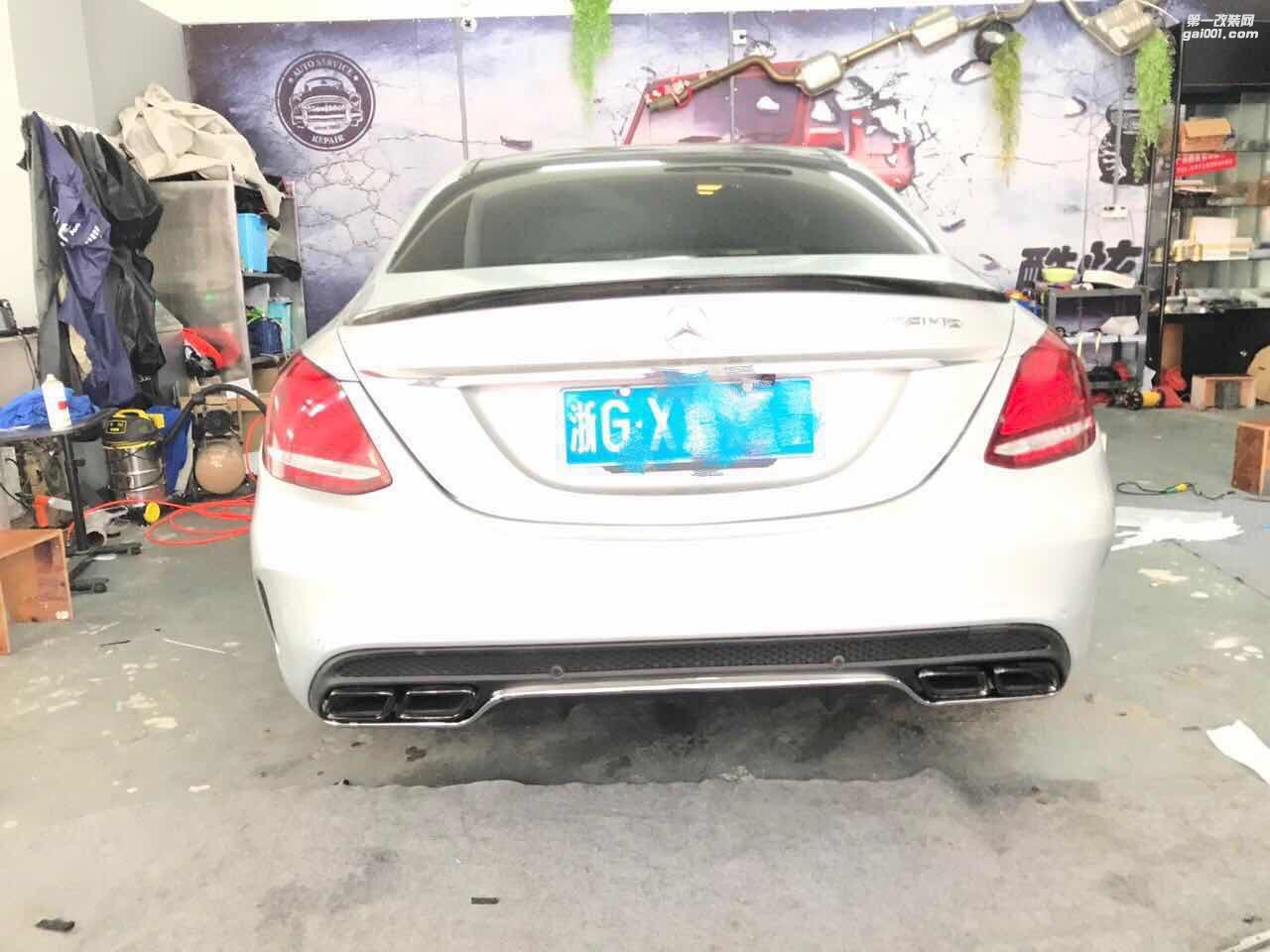 奔馳新C200L，滿天星中網(wǎng)，后唇四出，三色氛圍燈~~小改動大改變~