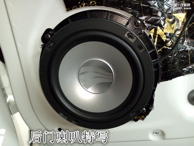 奧迪Q5音響改裝德國(guó)彩虹加裝無(wú)源前級(jí)納米金優(yōu)美聲處理器-鄭州金聲音響改裝