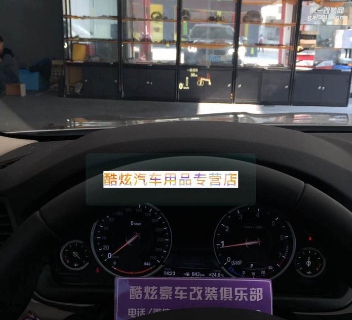 寶馬525，全液晶顯示+抬頭顯示+后排娛樂液晶
