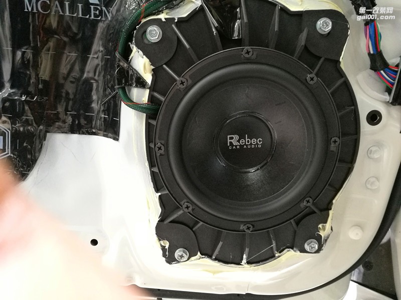 臨沂醇聲典汽車音響改裝，陸地巡洋艦改裝升級雷貝琴汽車音響