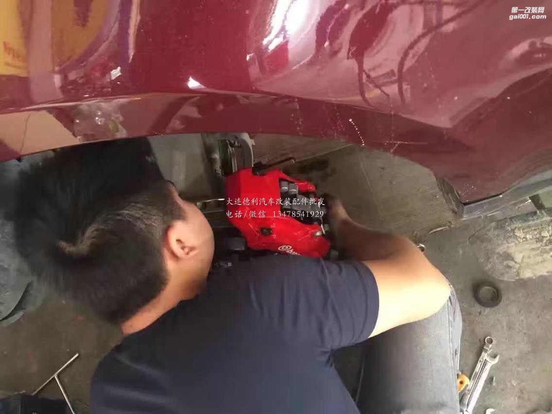 路虎攬勝 上Brembo前六后四 ，后對向雙卡鉗