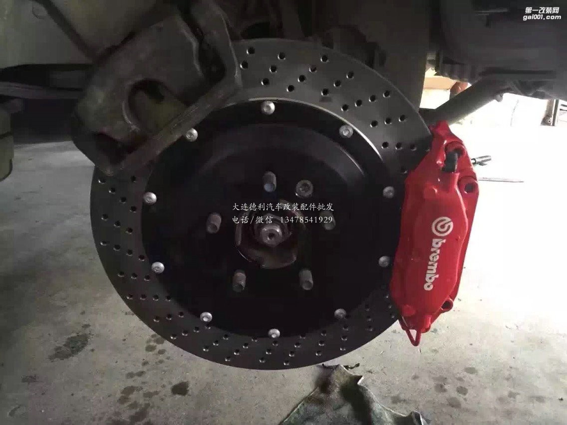 路虎攬勝 上Brembo前六后四 ，后對向雙卡鉗