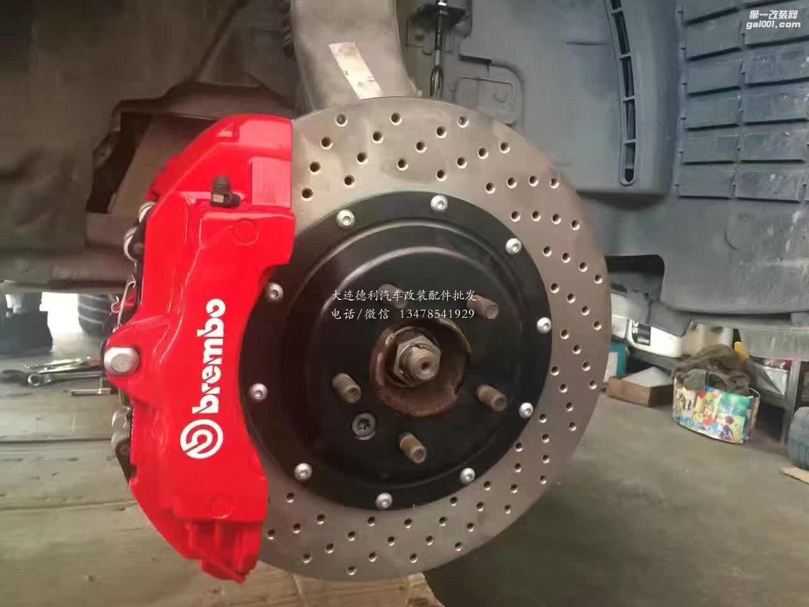 路虎攬勝 上Brembo前六后四 ，后對向雙卡鉗