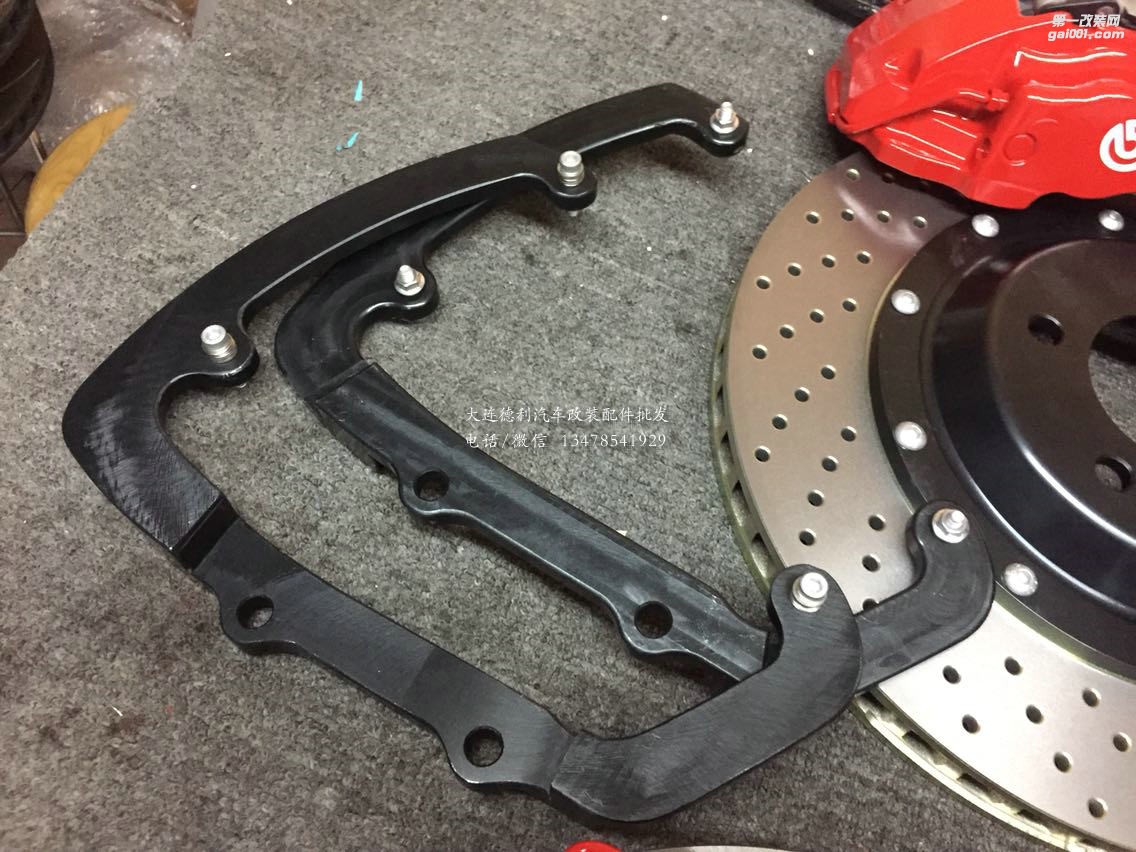 路虎攬勝 上Brembo前六后四 ，后對向雙卡鉗