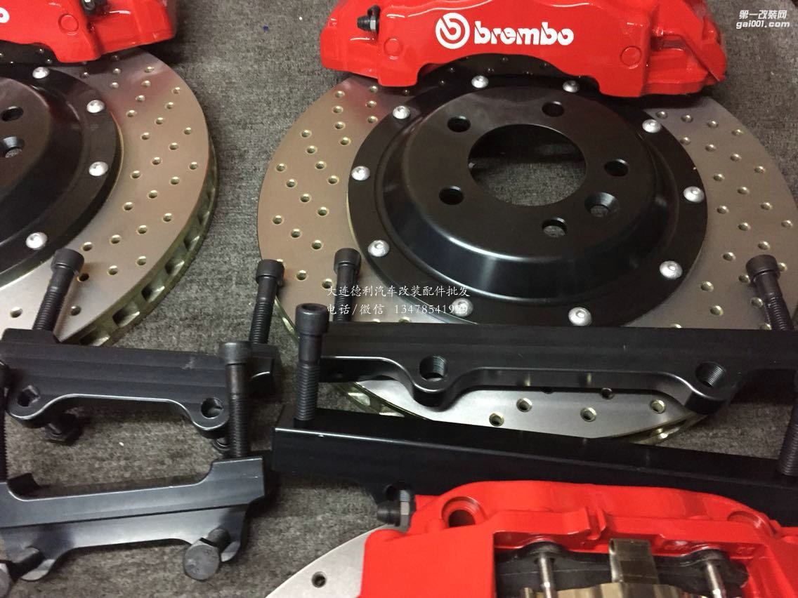 路虎攬勝 上Brembo前六后四 ，后對向雙卡鉗