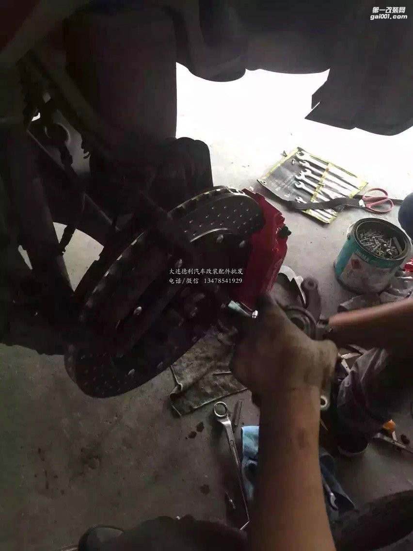 路虎攬勝 上Brembo前六后四 ，后對向雙卡鉗