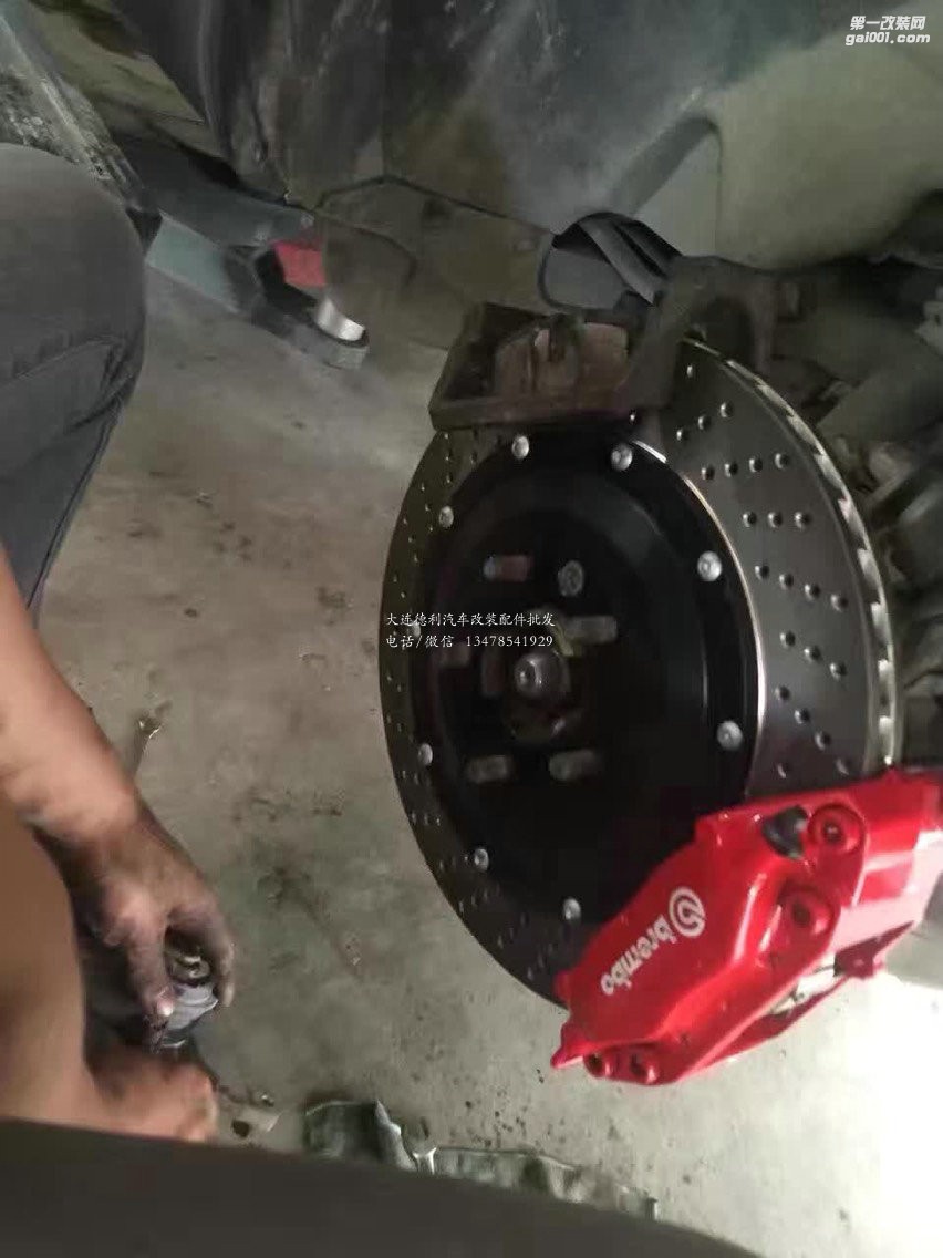 路虎攬勝 上Brembo前六后四 ，后對向雙卡鉗