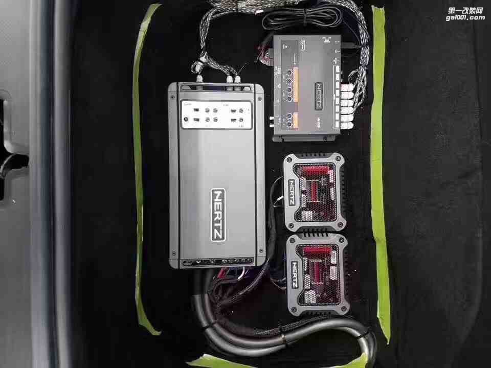 汕頭市星悅汽車音響升級(jí)中心保時(shí)捷911Turbo S拆掉原車BOSE系統(tǒng)全車升級(jí)意大利HERTZ音響系統(tǒng)