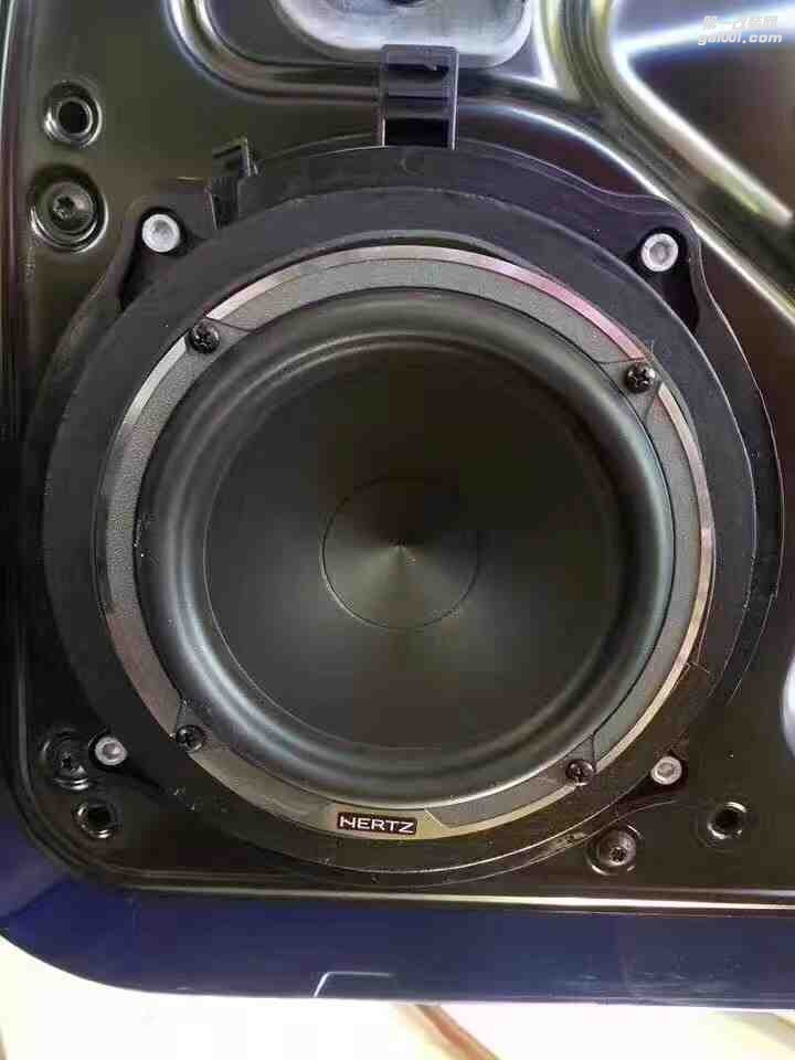 汕頭市星悅汽車音響升級(jí)中心保時(shí)捷911Turbo S拆掉原車BOSE系統(tǒng)全車升級(jí)意大利HERTZ音響系統(tǒng)