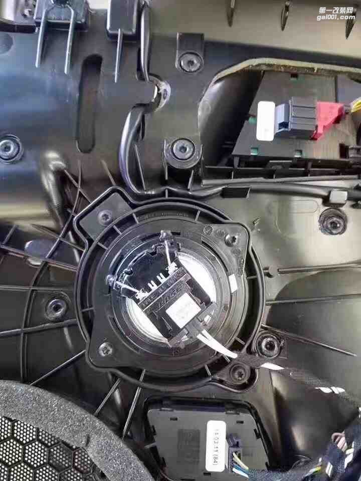 汕頭市星悅汽車音響升級(jí)中心保時(shí)捷911Turbo S拆掉原車BOSE系統(tǒng)全車升級(jí)意大利HERTZ音響系統(tǒng)