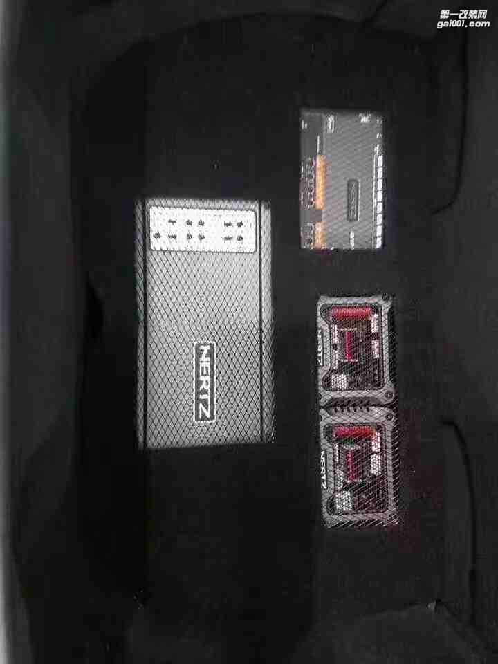 汕頭市星悅汽車音響升級(jí)中心保時(shí)捷911Turbo S拆掉原車BOSE系統(tǒng)全車升級(jí)意大利HERTZ音響系統(tǒng)