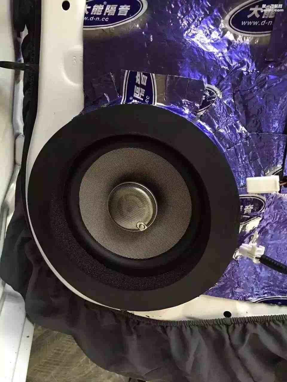 汕頭市星悅汽車(chē)音響升級(jí)中心-豐田銳志升級(jí)4門(mén)大能隔音，意大利赫茲ESK F165兩分頻，為您打造舒適駕駛環(huán)境