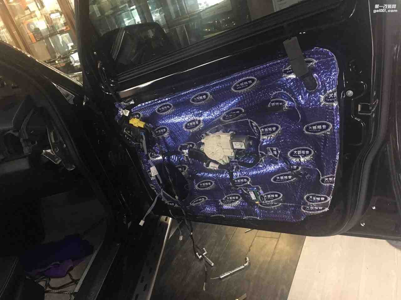 汕頭市星悅汽車音響升級(jí)中心-奔馳GLK300升級(jí)4門大能隔音+改裝法國(guó)勁浪音響+歐迪臣功放