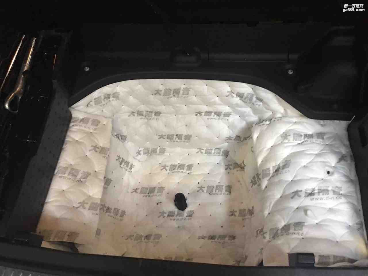 汕頭市星悅汽車音響升級(jí)中心-奔馳GLK300升級(jí)4門大能隔音+改裝法國(guó)勁浪音響+歐迪臣功放