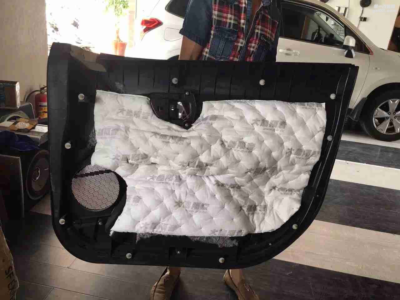 汕頭市星悅汽車音響升級中心三菱帕杰羅升級4門大能隔音，前后聲場改裝德國弗萊德喇叭