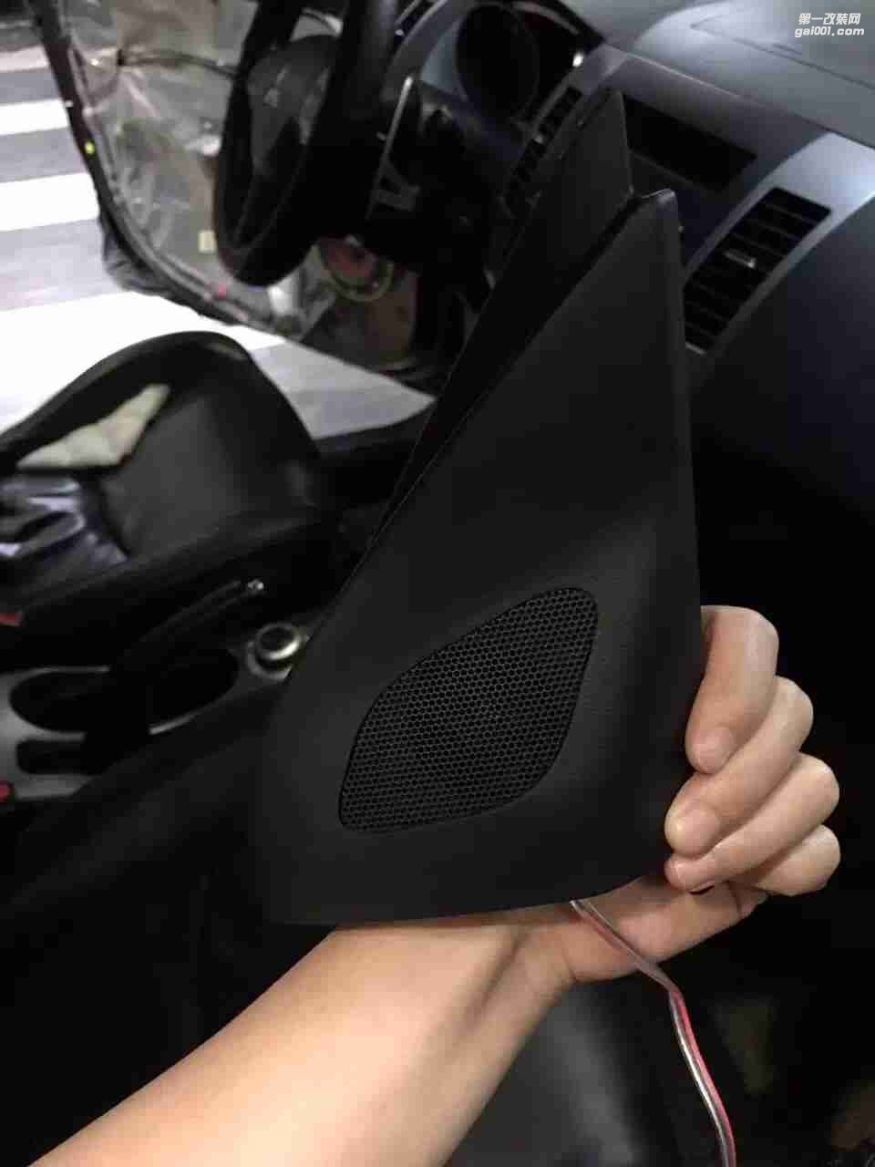 汕頭市星悅汽車音響升級中心三菱帕杰羅升級4門大能隔音，前后聲場改裝德國弗萊德喇叭