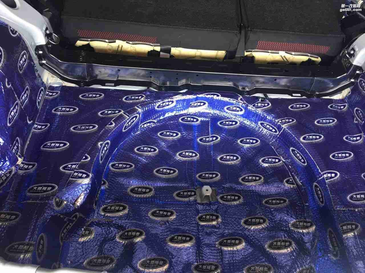 汕頭市星悅汽車音響升級(jí)中心日產(chǎn)逍客升級(jí)大能4門隔音+后尾箱隔音改裝法國(guó)勁浪r165s2套裝喇叭r165c同軸喇叭