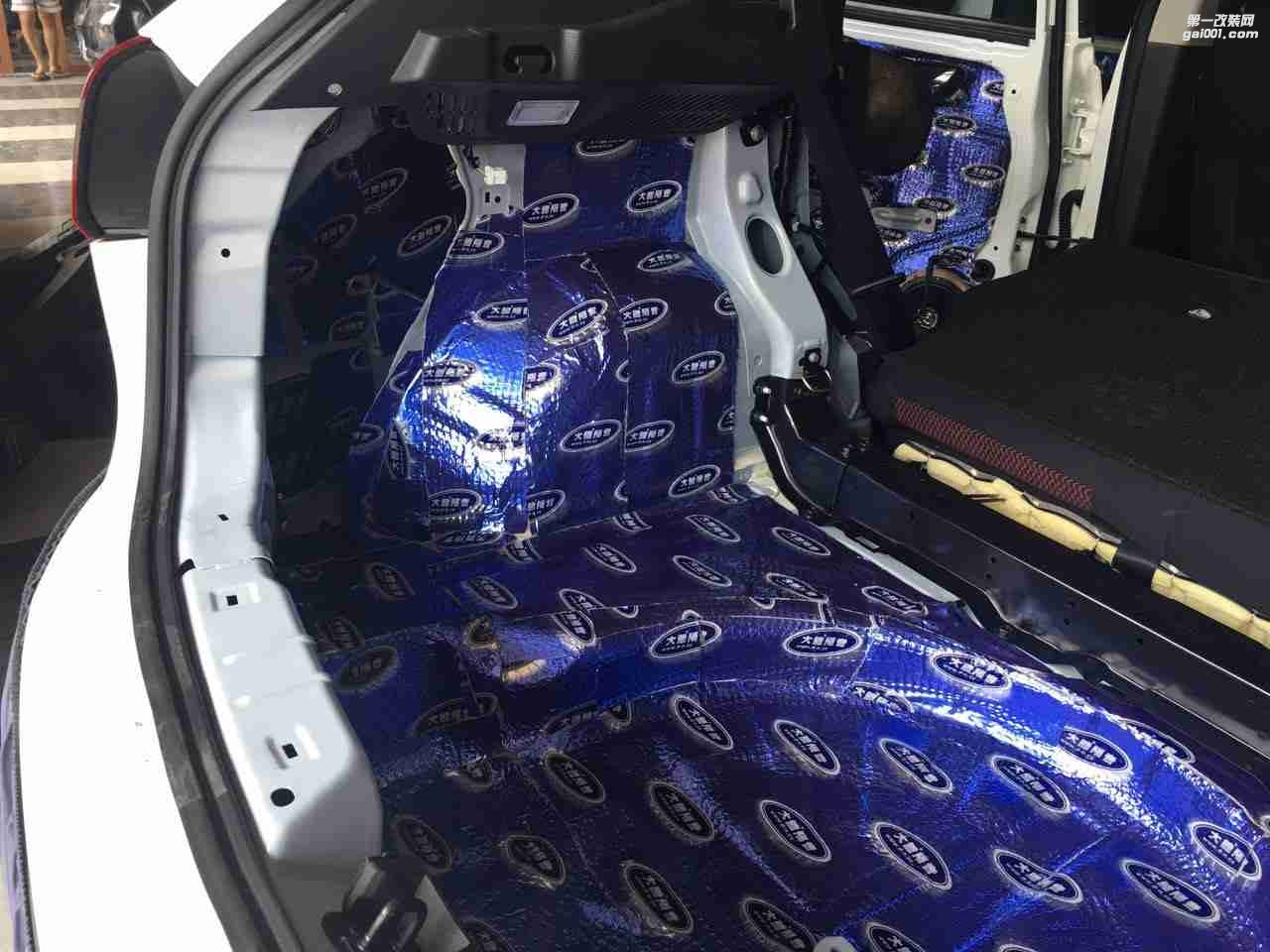汕頭市星悅汽車音響升級(jí)中心日產(chǎn)逍客升級(jí)大能4門隔音+后尾箱隔音改裝法國(guó)勁浪r165s2套裝喇叭r165c同軸喇叭
