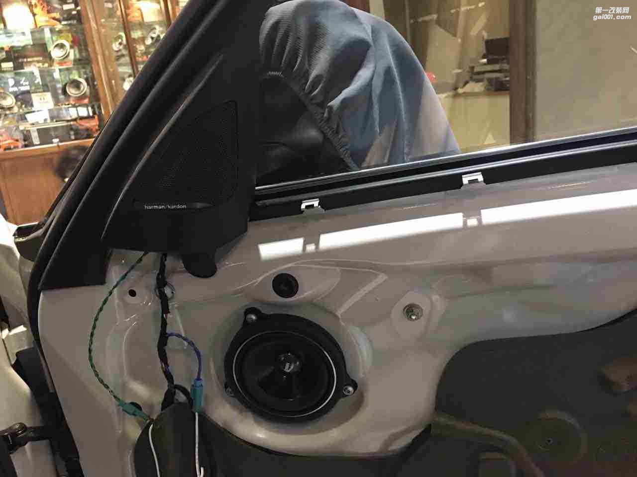 汕頭星悅汽車音響升級(jí)中心寶馬320改裝無鑰匙舒適進(jìn)入MBQ 套裝喇叭勁浪喇叭超低音炮德國(guó)麥?zhǔn)薖P62音頻處理器