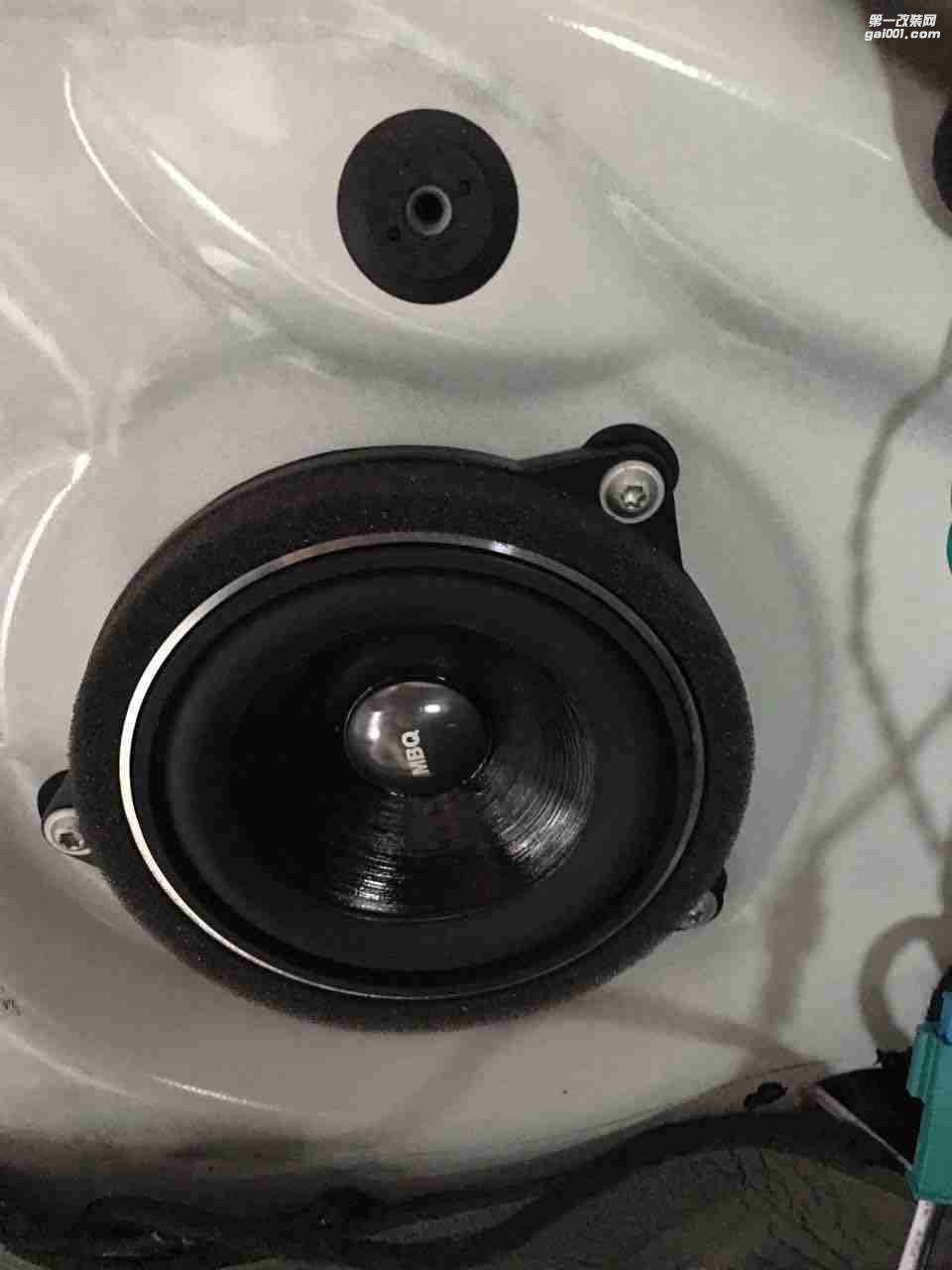 汕頭星悅汽車音響升級(jí)中心寶馬320改裝無鑰匙舒適進(jìn)入MBQ 套裝喇叭勁浪喇叭超低音炮德國(guó)麥?zhǔn)薖P62音頻處理器
