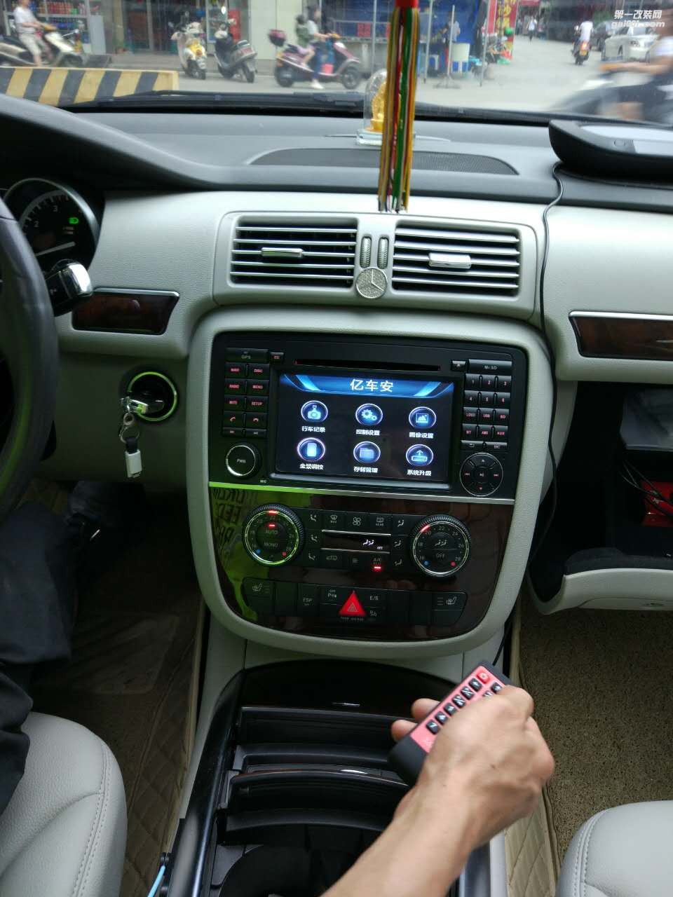 防碰瓷奔驰R300加装专用360度全景行车记录仪汕头车韵音响改装