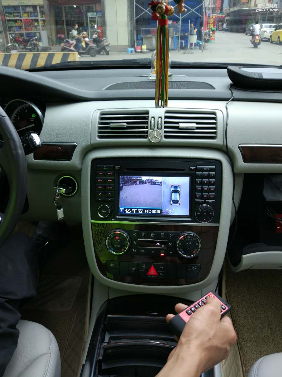 防碰瓷奔驰R300加装专用360度全景行车记录仪汕头车韵音响改装