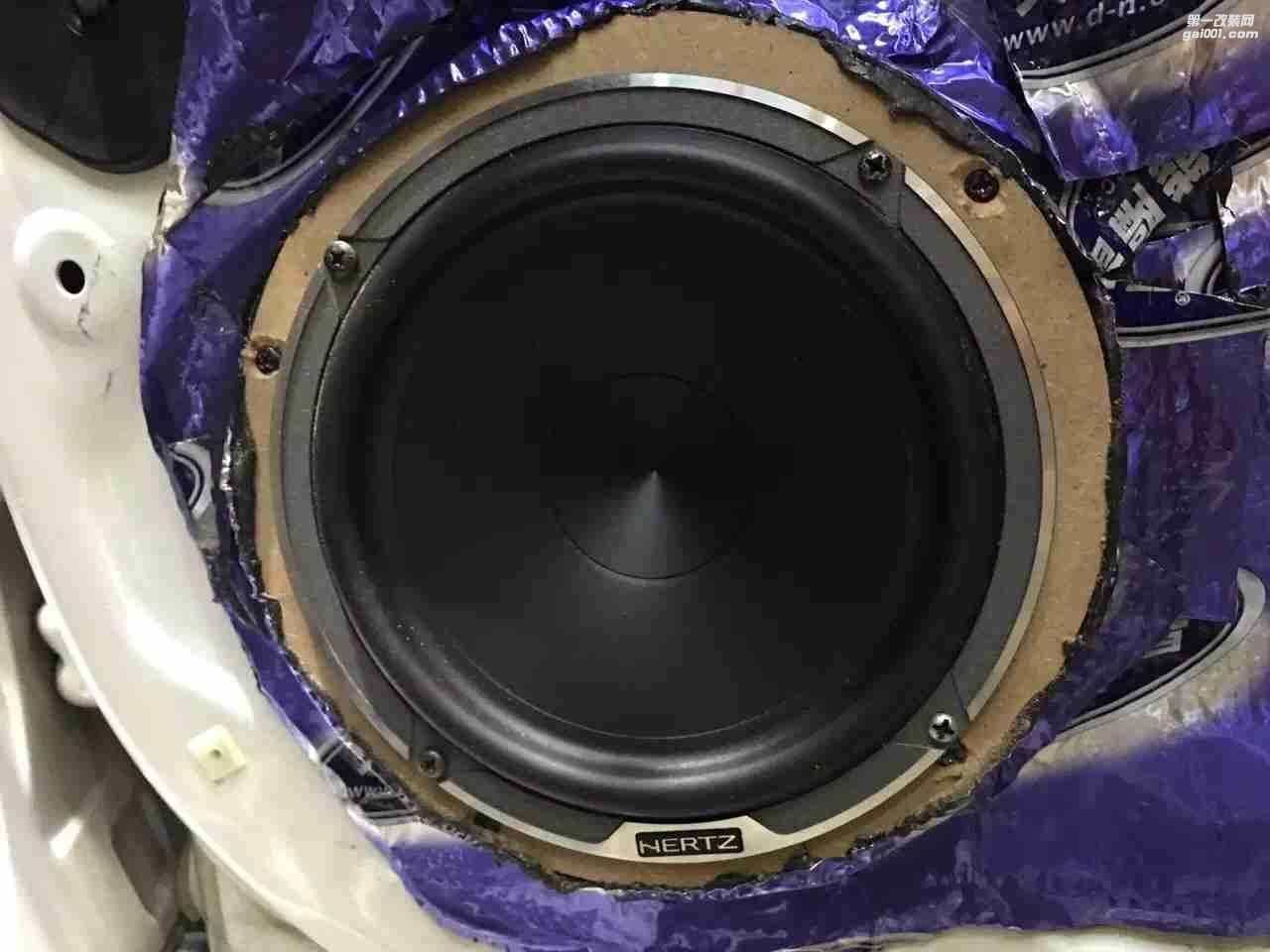 汕頭市星悅汽車音響升級(jí)中心進(jìn)口現(xiàn)代格越升級(jí)4門大能隔音，改裝赫茲喇叭，功放，歐迪臣處理器，法國(guó)勁浪超薄低音炮