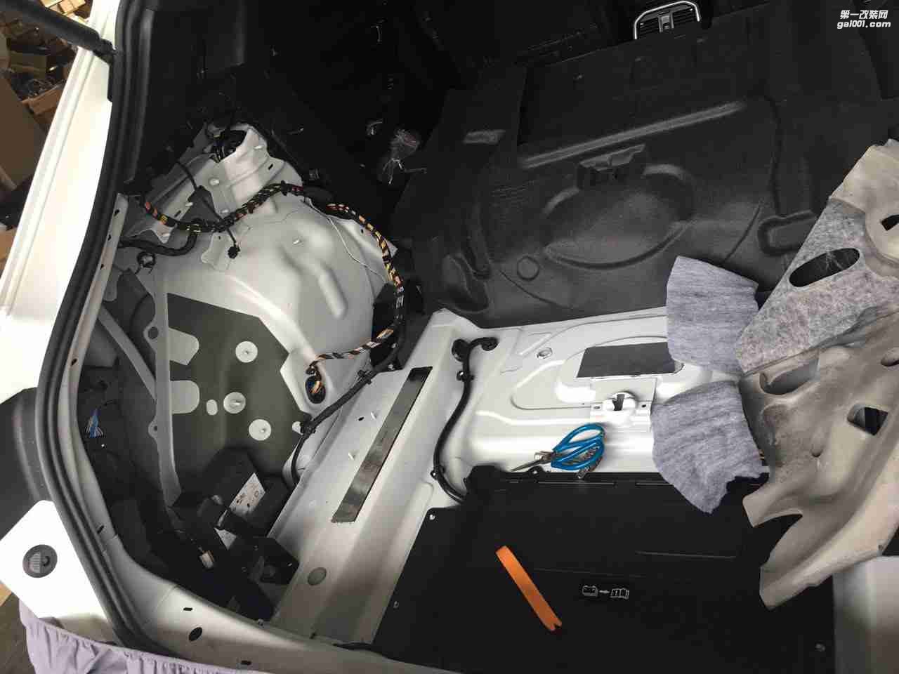 汕頭市星悅汽車音響升級中心全新保時捷Macan瑪卡升級大能隔音，改裝赫茲hdp4功放，赫茲低音，歐迪臣處理器