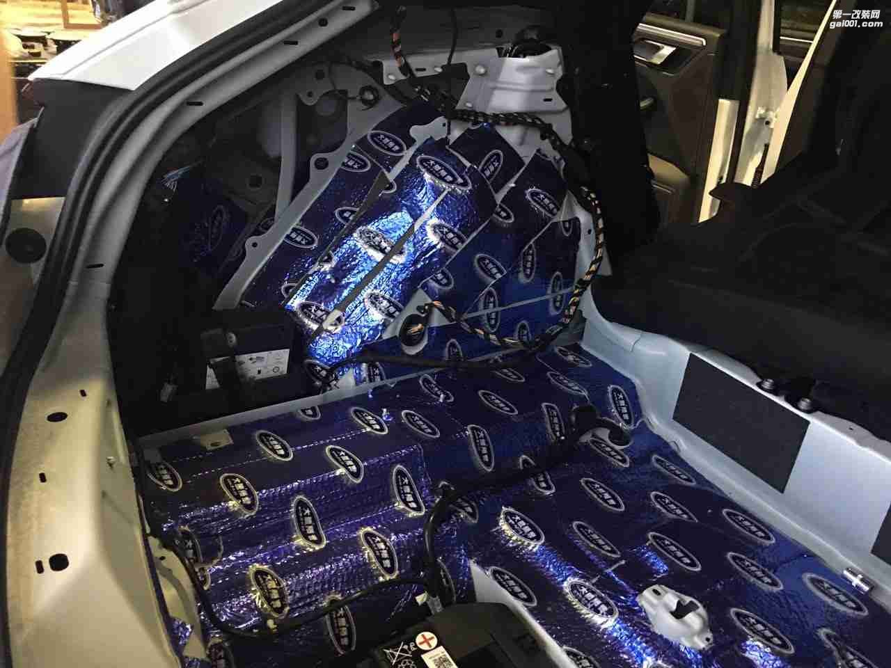 汕頭市星悅汽車音響升級中心全新保時捷Macan瑪卡升級大能隔音，改裝赫茲hdp4功放，赫茲低音，歐迪臣處理器