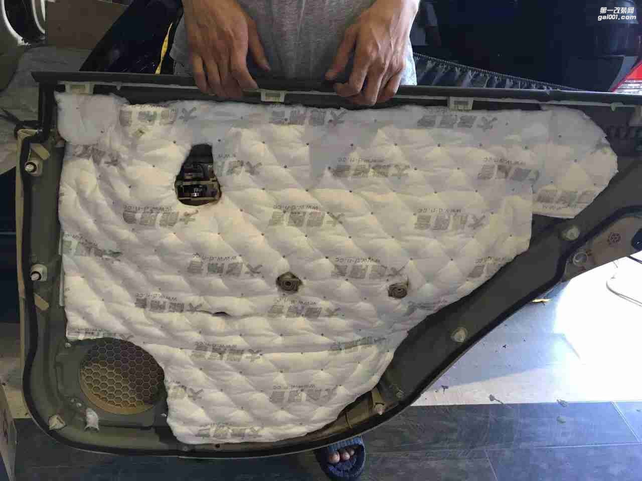 汕頭市星悅汽車音響升級中心清除異味，豐田皇冠鏟瀝青，升級大能全車隔音，打造舒適健康車生活