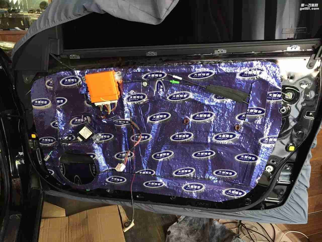 汕頭市星悅汽車音響升級中心清除異味，豐田皇冠鏟瀝青，升級大能全車隔音，打造舒適健康車生活