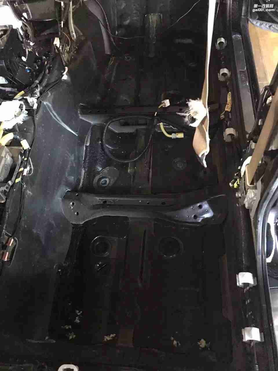 汕頭市星悅汽車音響升級中心清除異味，豐田皇冠鏟瀝青，升級大能全車隔音，打造舒適健康車生活