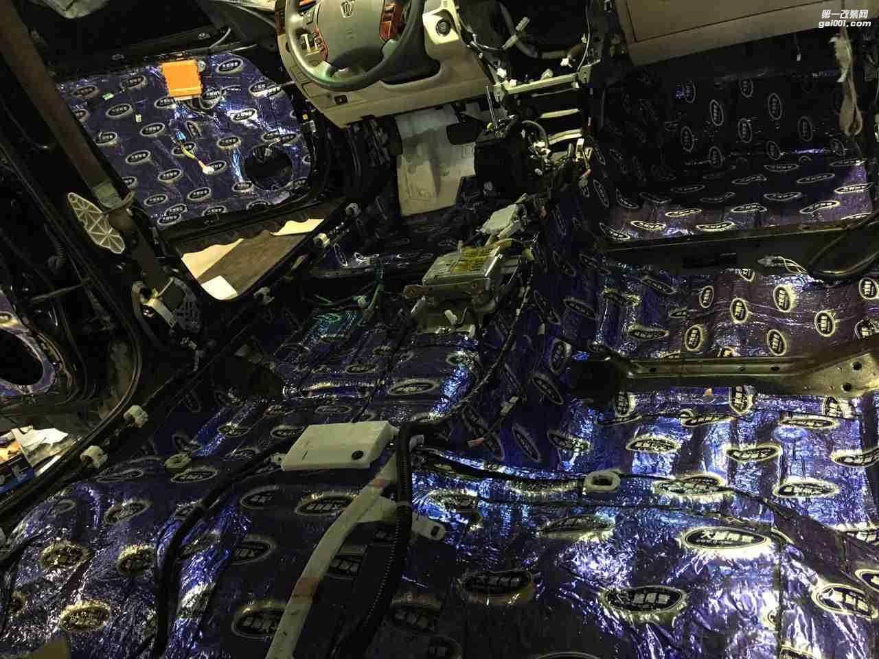 汕頭市星悅汽車音響升級中心清除異味，豐田皇冠鏟瀝青，升級大能全車隔音，打造舒適健康車生活