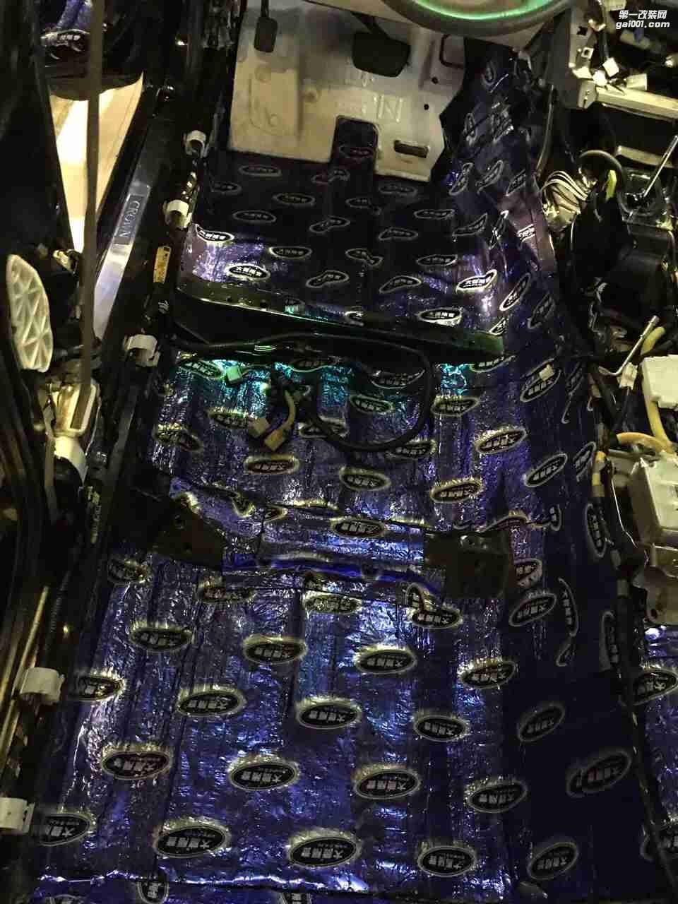 汕頭市星悅汽車音響升級中心清除異味，豐田皇冠鏟瀝青，升級大能全車隔音，打造舒適健康車生活