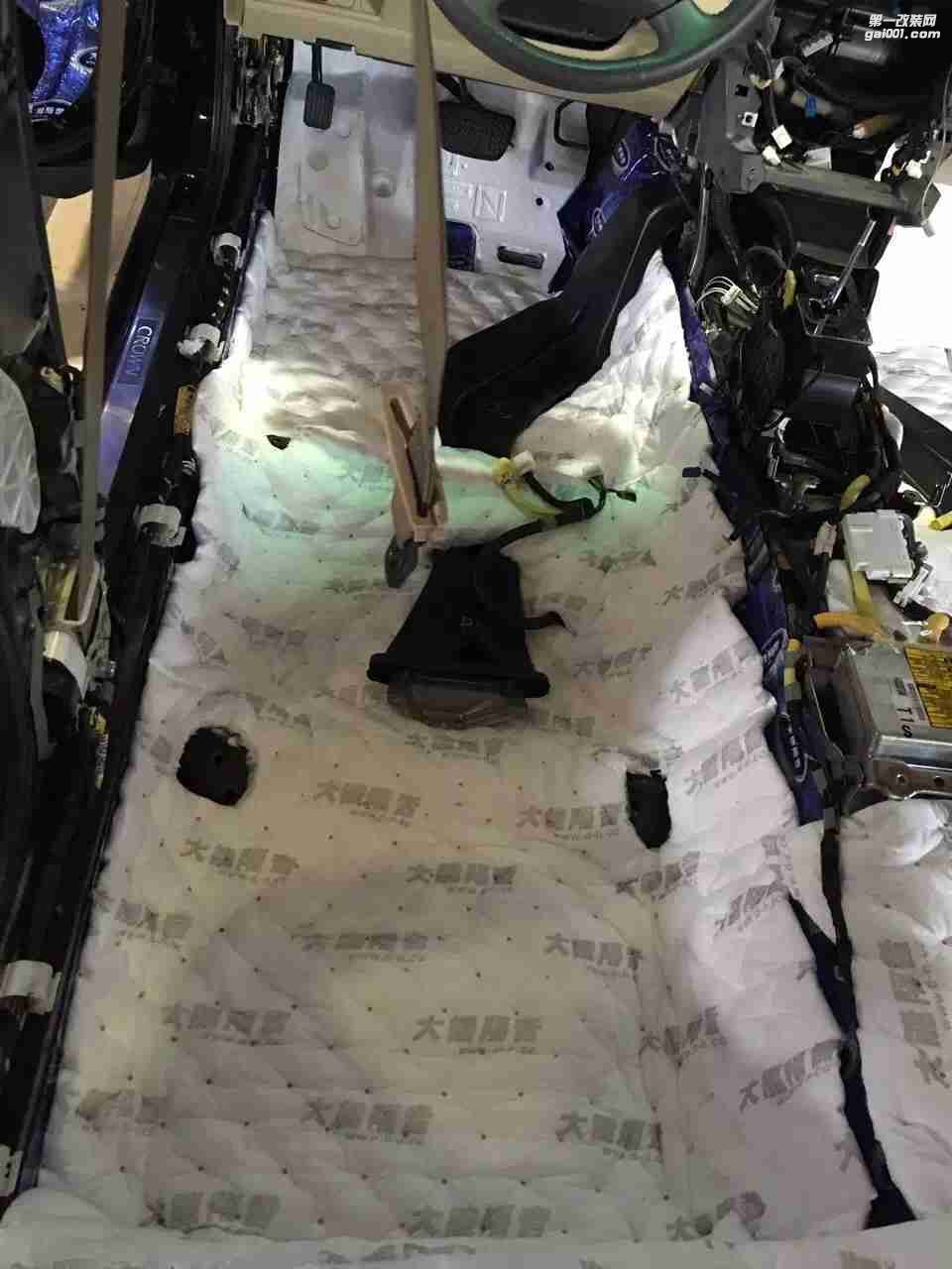 汕頭市星悅汽車音響升級中心清除異味，豐田皇冠鏟瀝青，升級大能全車隔音，打造舒適健康車生活