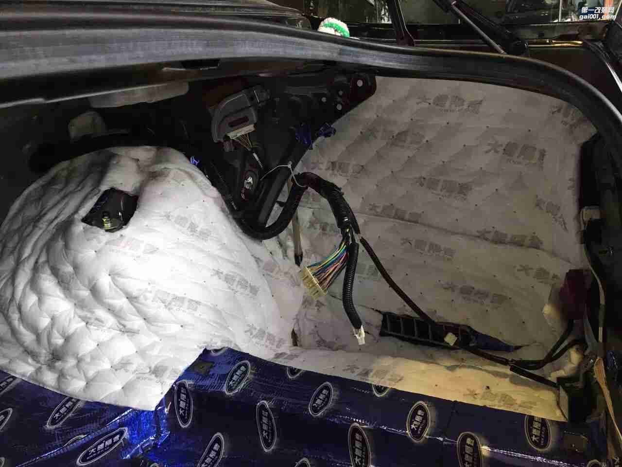 汕頭市星悅汽車音響升級中心清除異味，豐田皇冠鏟瀝青，升級大能全車隔音，打造舒適健康車生活