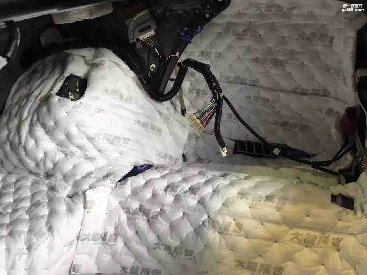 汕頭市星悅汽車音響升級中心清除異味，豐田皇冠鏟瀝青，升級大能全車隔音，打造舒適健康車生活