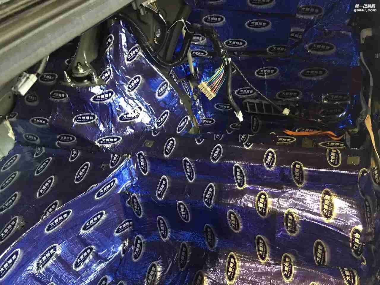 汕頭市星悅汽車音響升級中心清除異味，豐田皇冠鏟瀝青，升級大能全車隔音，打造舒適健康車生活