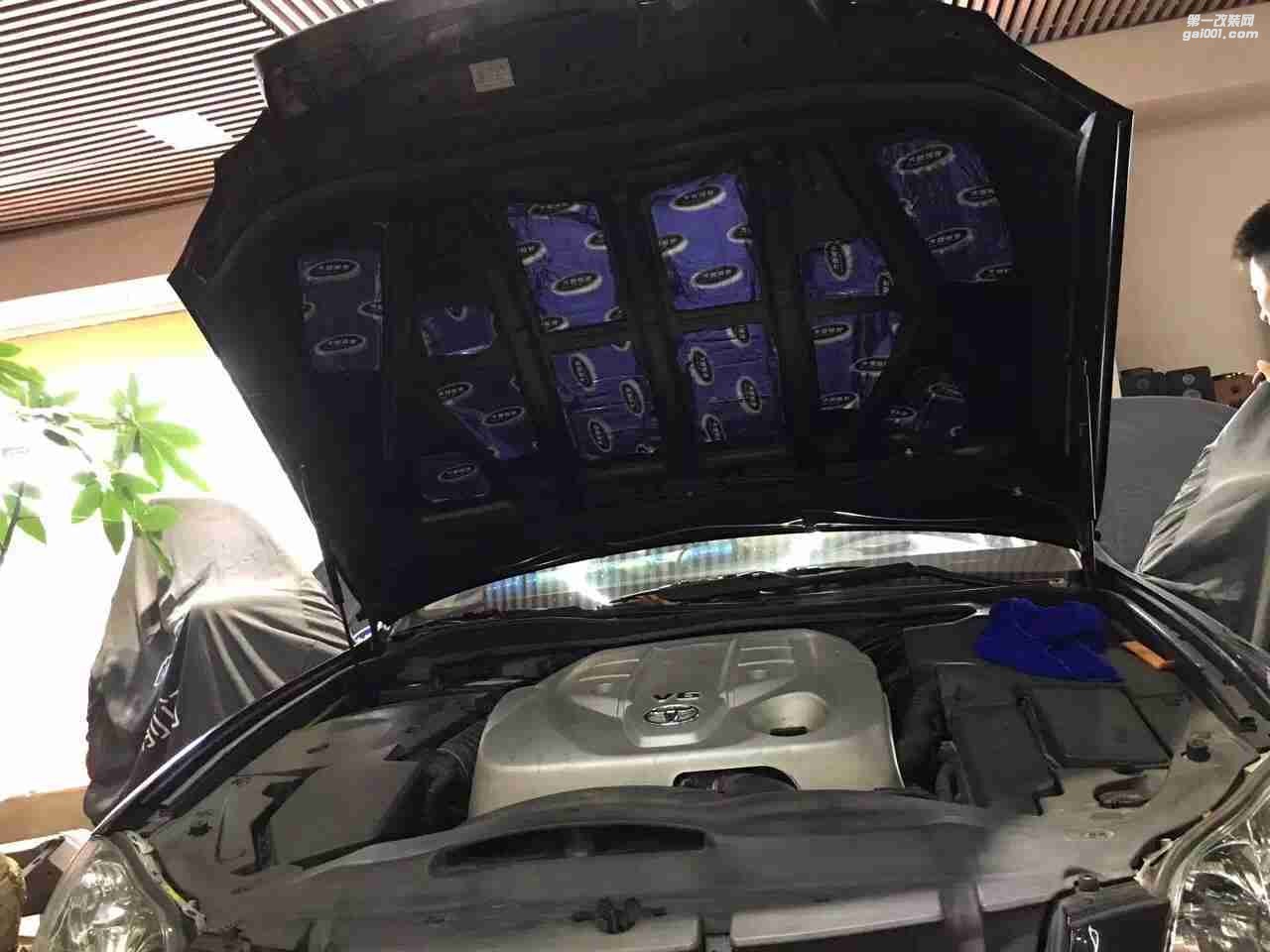 汕頭市星悅汽車音響升級中心清除異味，豐田皇冠鏟瀝青，升級大能全車隔音，打造舒適健康車生活