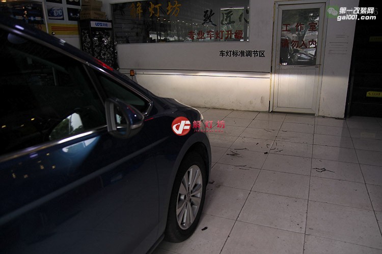 北京汽車大燈改裝解燈坊高爾夫升級海拉5雙光透鏡案例