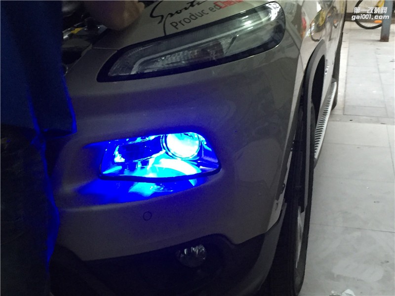 上海吉普JEEP自由光改灯 升级海拉5透镜 欧司朗氙气灯套装 蓝色恶魔眼