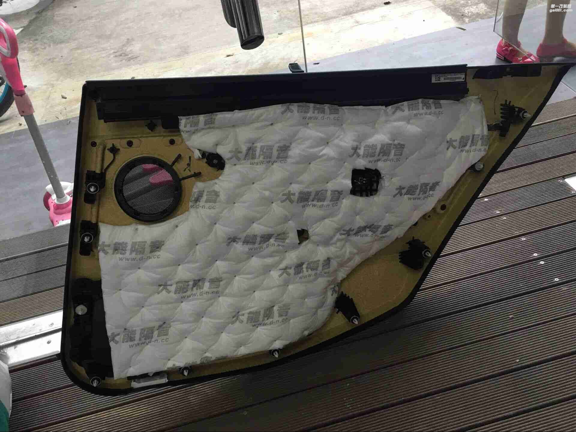 汕頭星悅汽車音響升級中心寶馬3系升級4門大能隔音改裝麥?zhǔn)颂籽b喇叭勁浪超低音炮麥?zhǔn)薖P62DSP6聲道功放帶DSP