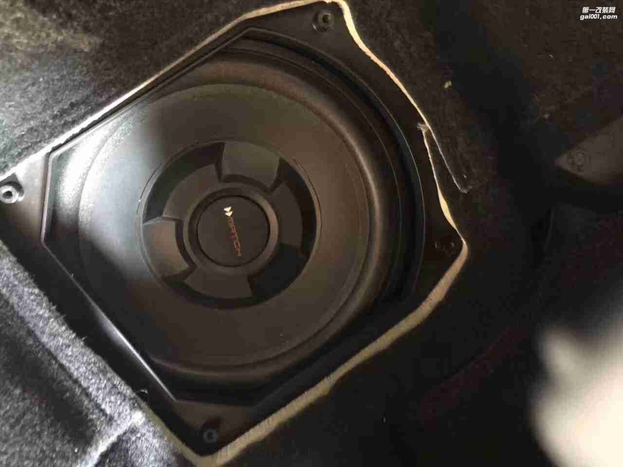 汕頭星悅汽車音響升級中心寶馬3系升級4門大能隔音改裝麥?zhǔn)颂籽b喇叭勁浪超低音炮麥?zhǔn)薖P62DSP6聲道功放帶DSP