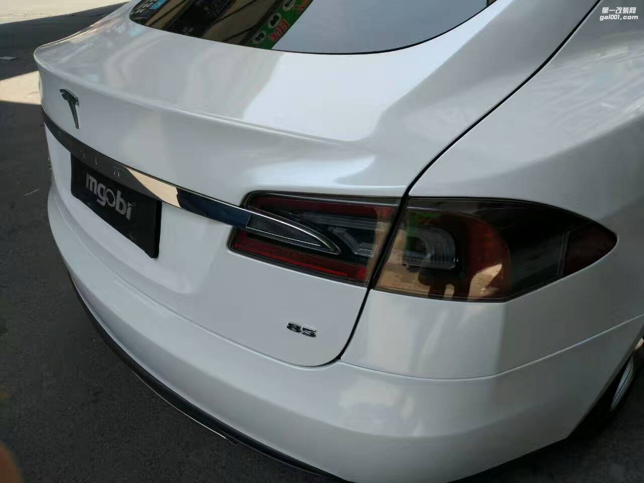 特斯拉全車閃點(diǎn)白