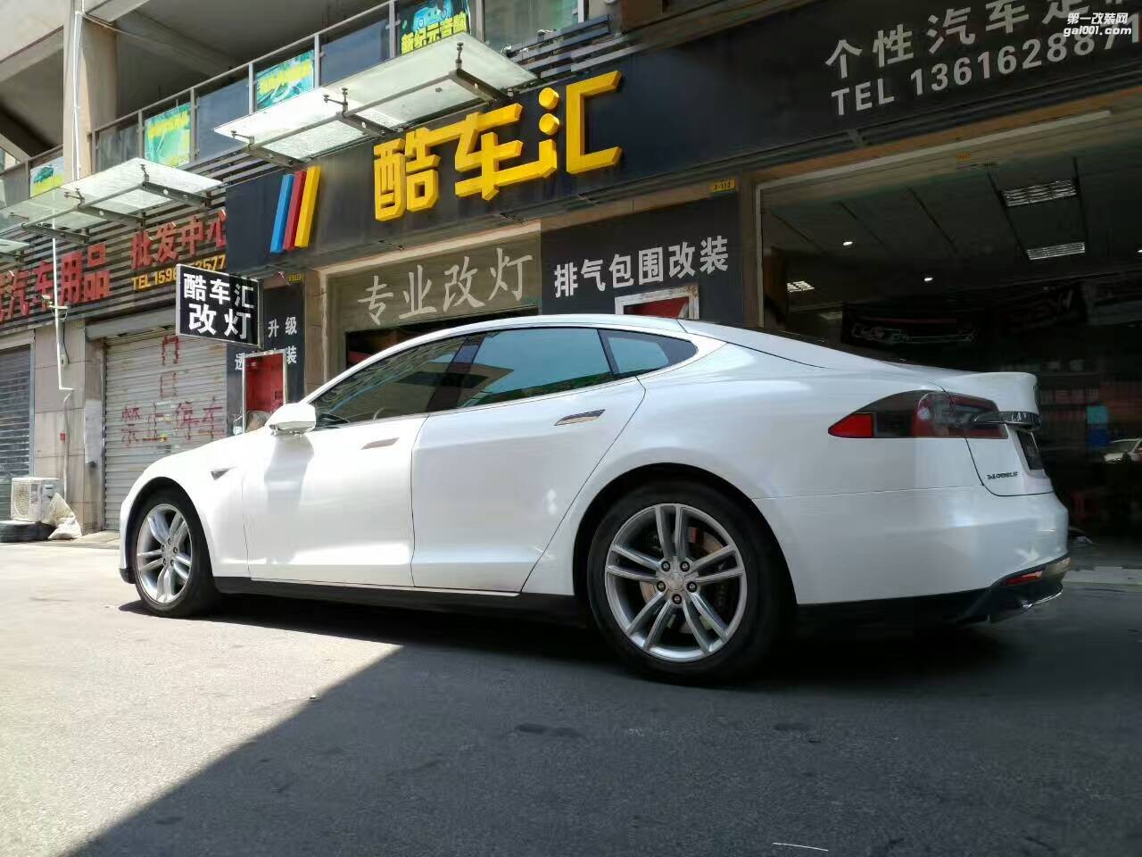 特斯拉全車閃點(diǎn)白