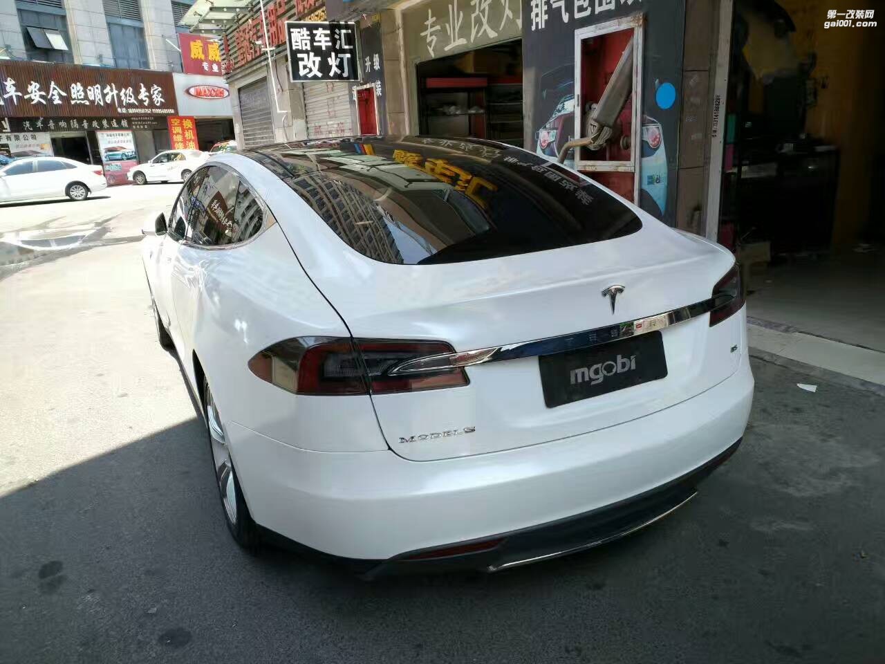 特斯拉全車閃點(diǎn)白