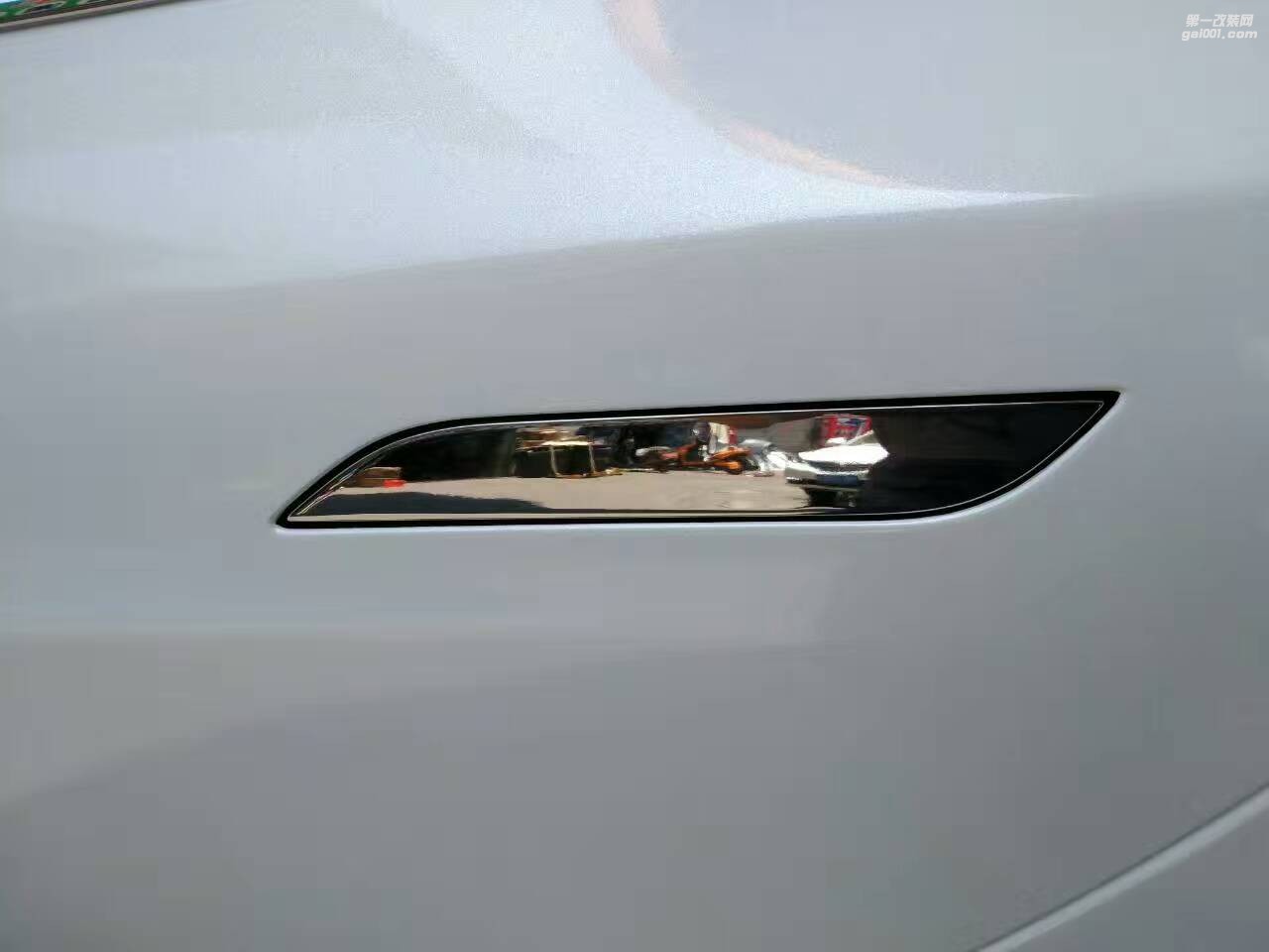 特斯拉全車閃點(diǎn)白