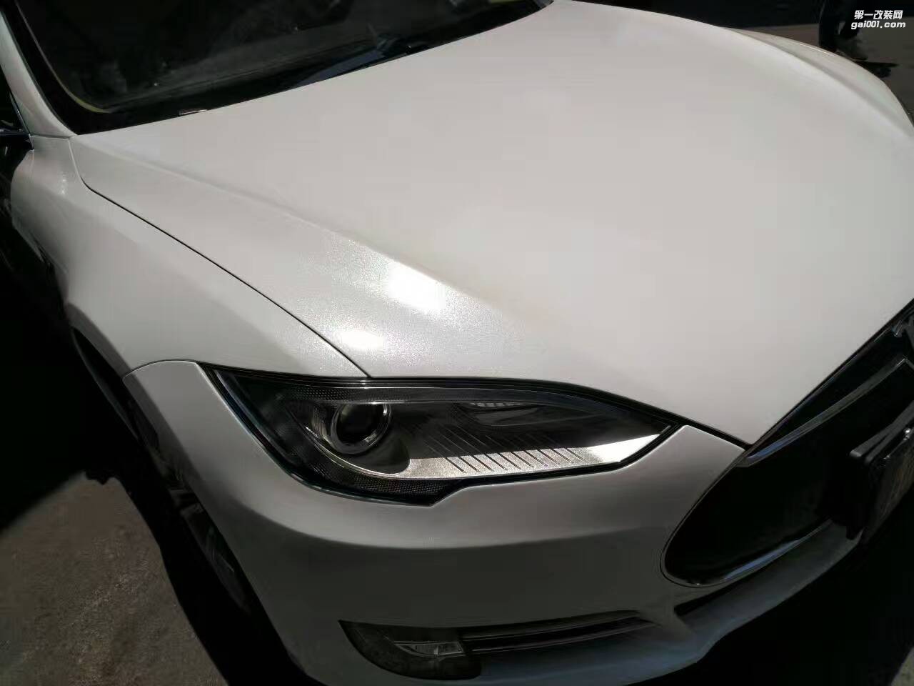 特斯拉全車閃點(diǎn)白