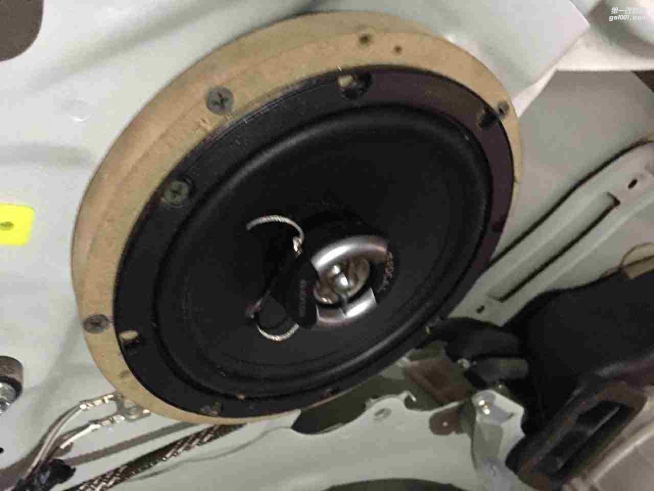 汕頭市星悅汽車音響有限公司豐田小霸王升級大能4門隔音改裝音響法國勁浪套裝和同軸喇叭