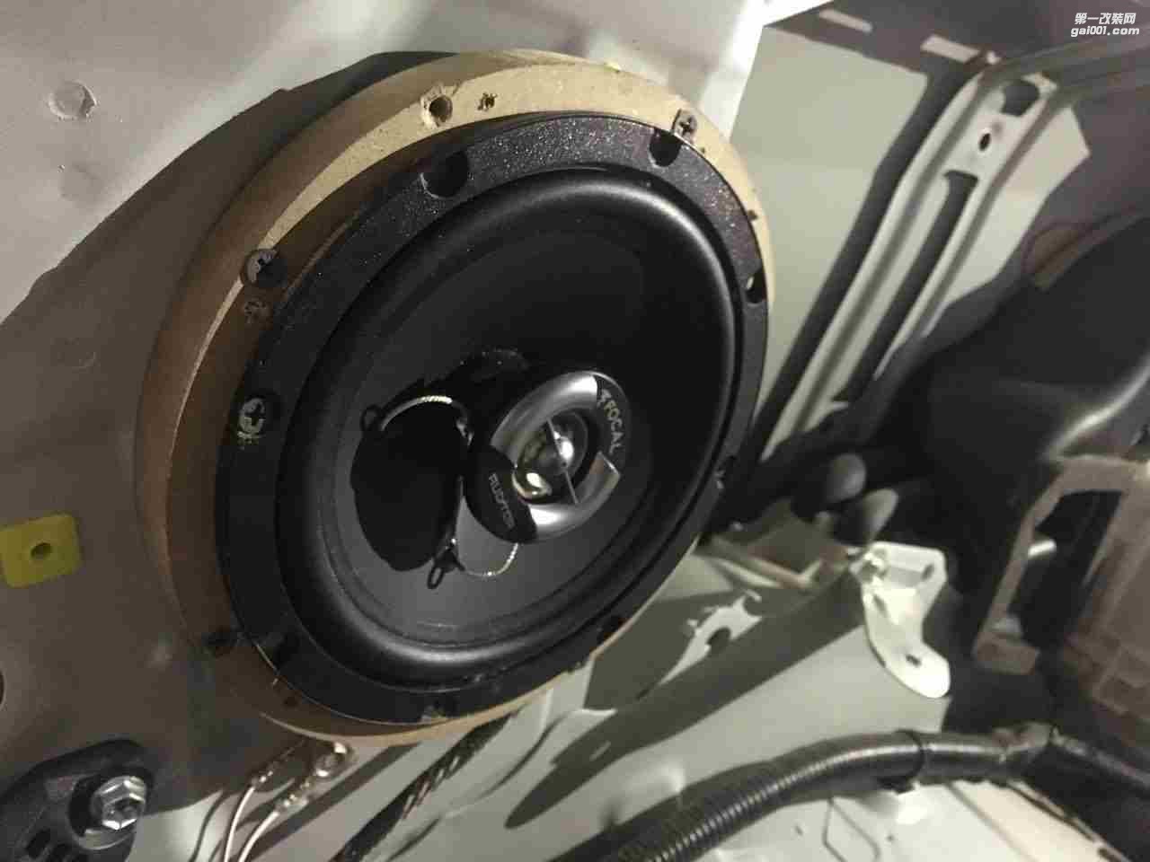 汕頭市星悅汽車音響有限公司豐田小霸王升級大能4門隔音改裝音響法國勁浪套裝和同軸喇叭